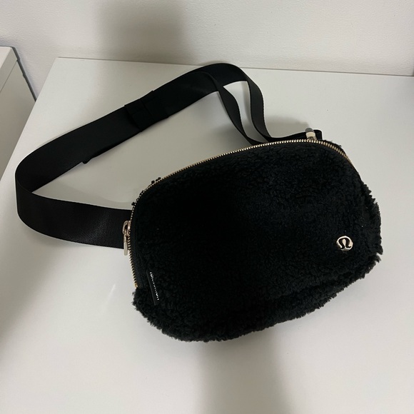 Lululemon black sherpa belt bag, new with tags - Picture 1 of 4